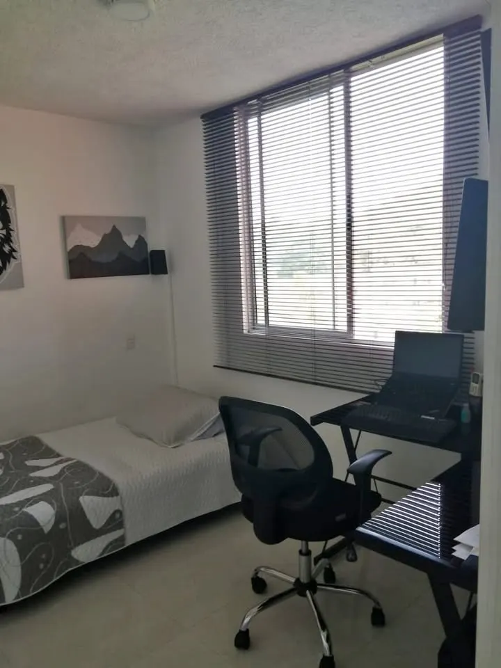 Alcoba con escritorio y ventana