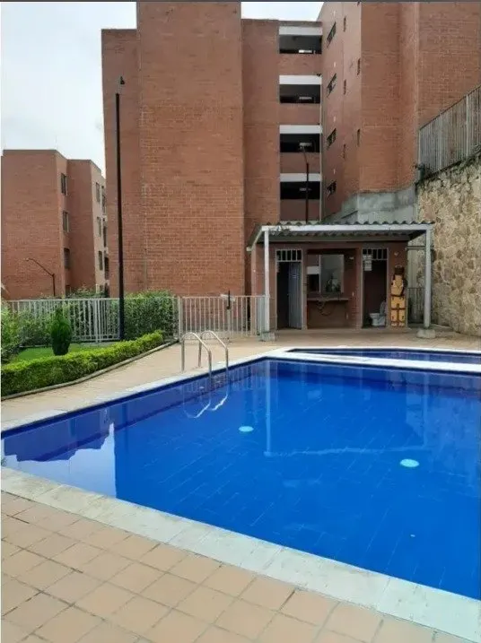 Piscina y torres de ladrillo del condominio