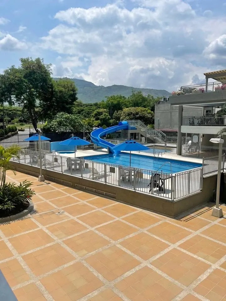 Piscina con tobogán del conjunto residencial